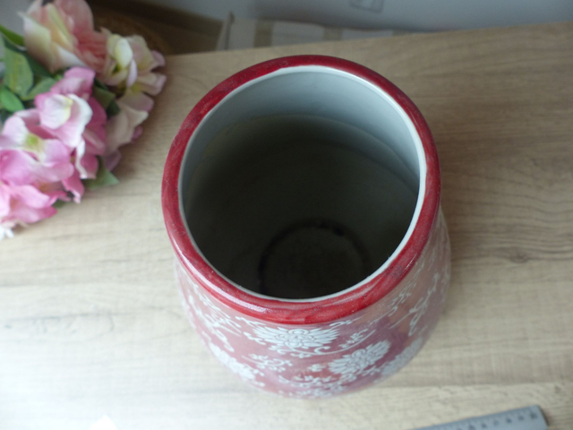 Grand vase rouge en céramique travaillée décor de fleurs et d'arabesques, vase rouge artisanal décoration maison cadeau