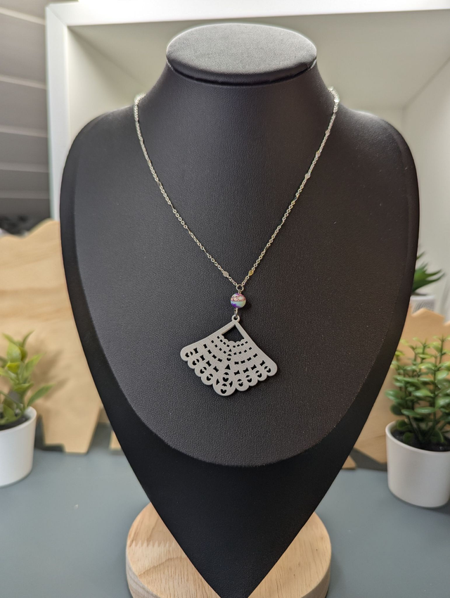 Collier court avec chaine de couleur argent, pendentif en bois et perle naturelle. 