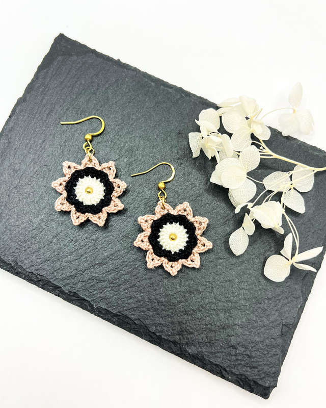 Boucles d’oreilles fleurs Corolles ~ M ~ Taupe / Noir / Blanc
