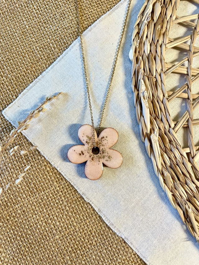 Collier pendentif fleur en bois et paillettes