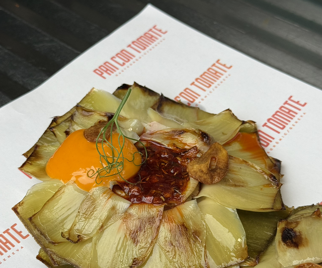 Artichaut confit (x2) sauce romesco - chips à l'ail (vegan🌱)