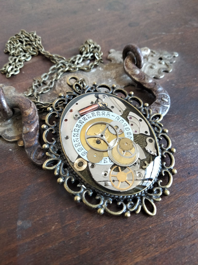 Pendentif forme ovale grande taille couleur bronze inspiration steampunk