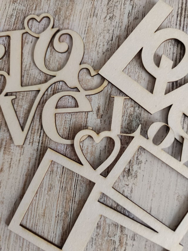Lot de 3 embellissements “Love” en carton bois