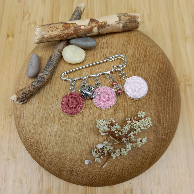 Broche rose et argentée - L&#039;heure du thé