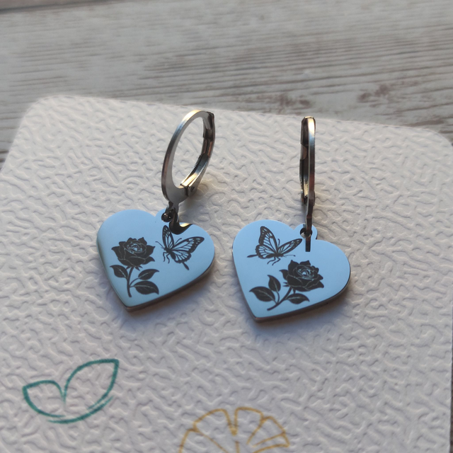 Boucles d&#039;oreilles &quot;Dormeuse cœur&quot; papillon et sa rose argenté