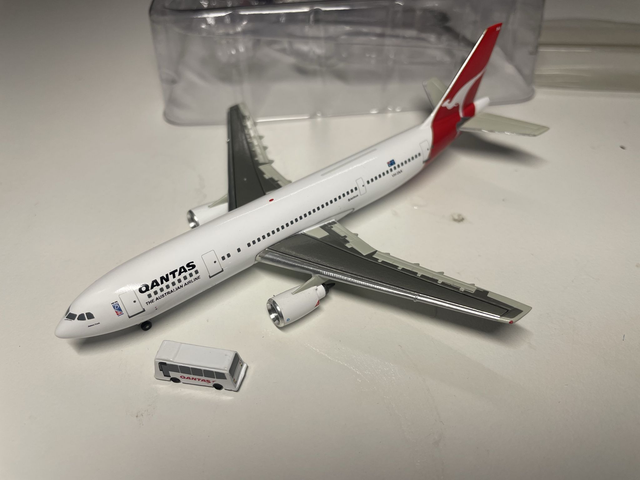 Airbus A300 Qantas mit Crew-Bus