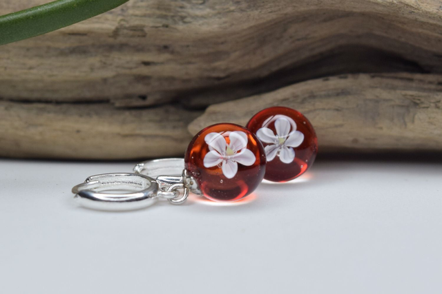 CRÉOLES MINI FLEURS BLANCHE MONTURE ARGENT (CFA5)