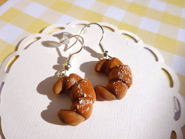Boucles d'oreilles - Croissants lune au beurre et au sucre glace