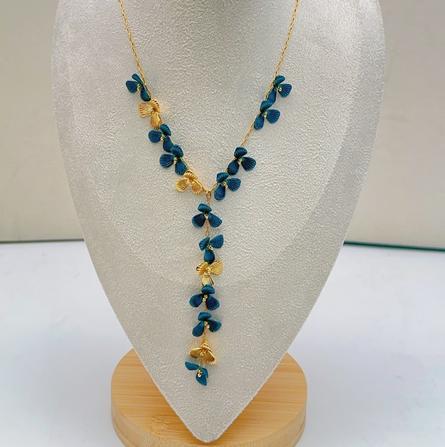 Collier Y fleurs multiples 