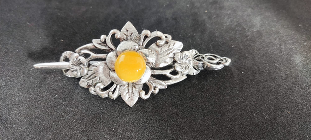 Broche artisanale en fil métallique argenté