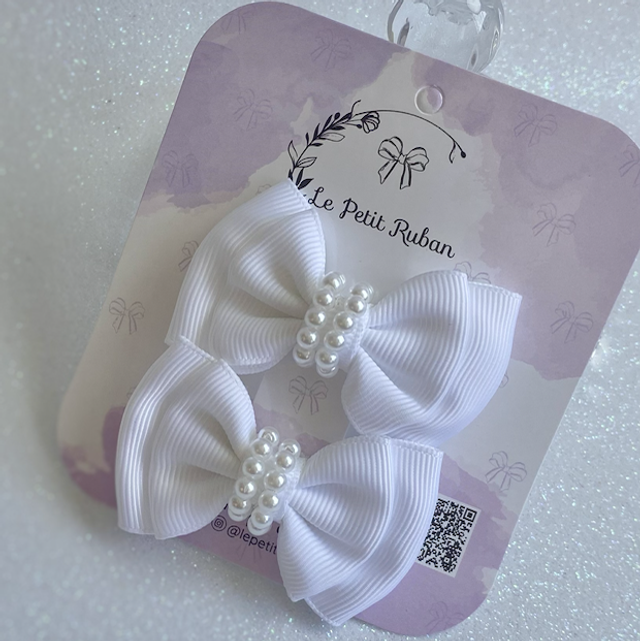 Paire de petites barrettes blanches brodée de perles 