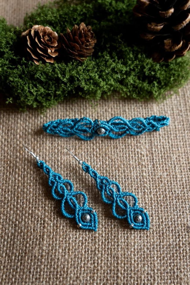 Parure de bijoux en micro-macramé bleu turquoise 