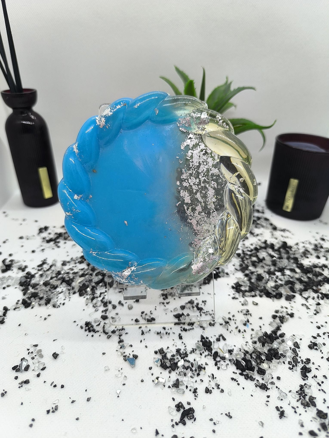 Plateau rond torsadé bleu et feuilles argentées 