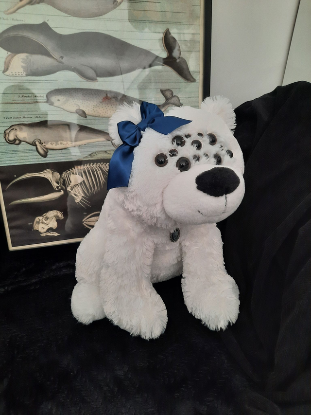 Peluche - ours blanc aux yeux d'araignée