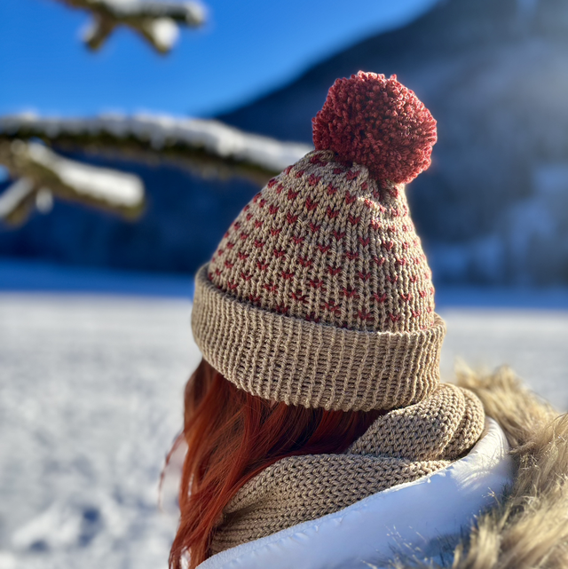 Bonnet beige avec pompon bordeaux – Fait main en Haute-Savoie