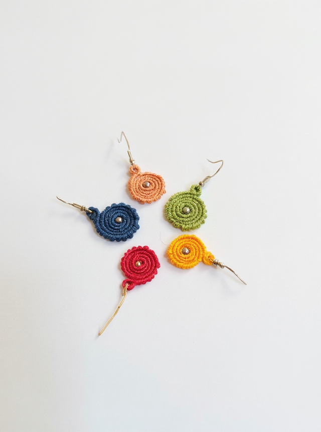 Boucles d’oreille spirales rondes en micro-macramé