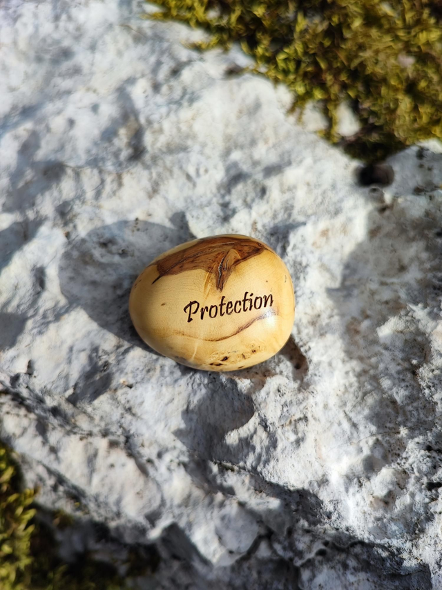 Caillou en Bois de Loupe de Buis "Protection"