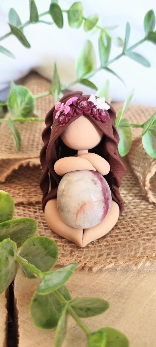 🌺 Gardienne de l’Amour Guérisseur – Tourmaline Rose sur Quartz &amp; Couronne de Fleurs et Papillons 🦋