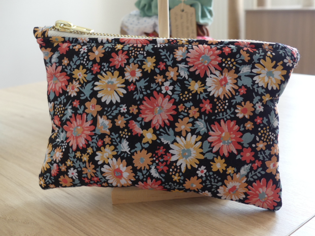 Pochette Amélie noire fleurie 