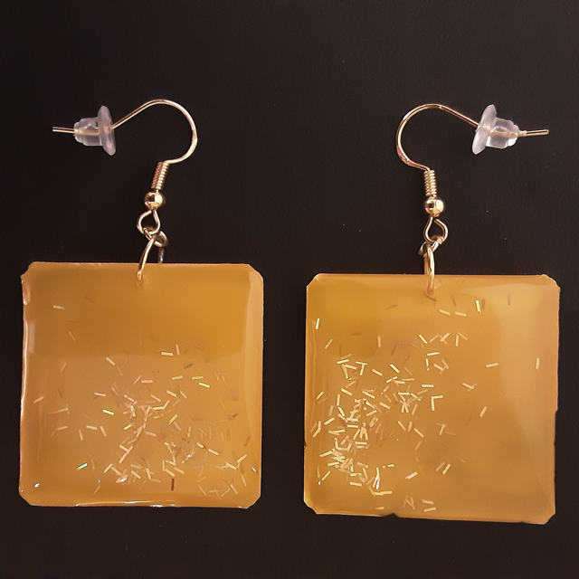 Boucle d’oreille carrée fond jaune soleil et paillettes irisées