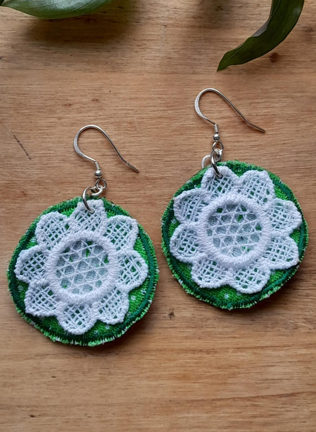 A- Boucles d'oreilles rondes dentelle verte