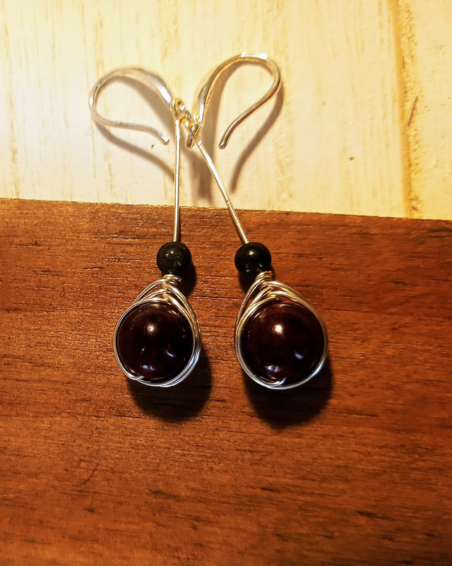 Silberohringe mit Granatperlen in Flechtmuster