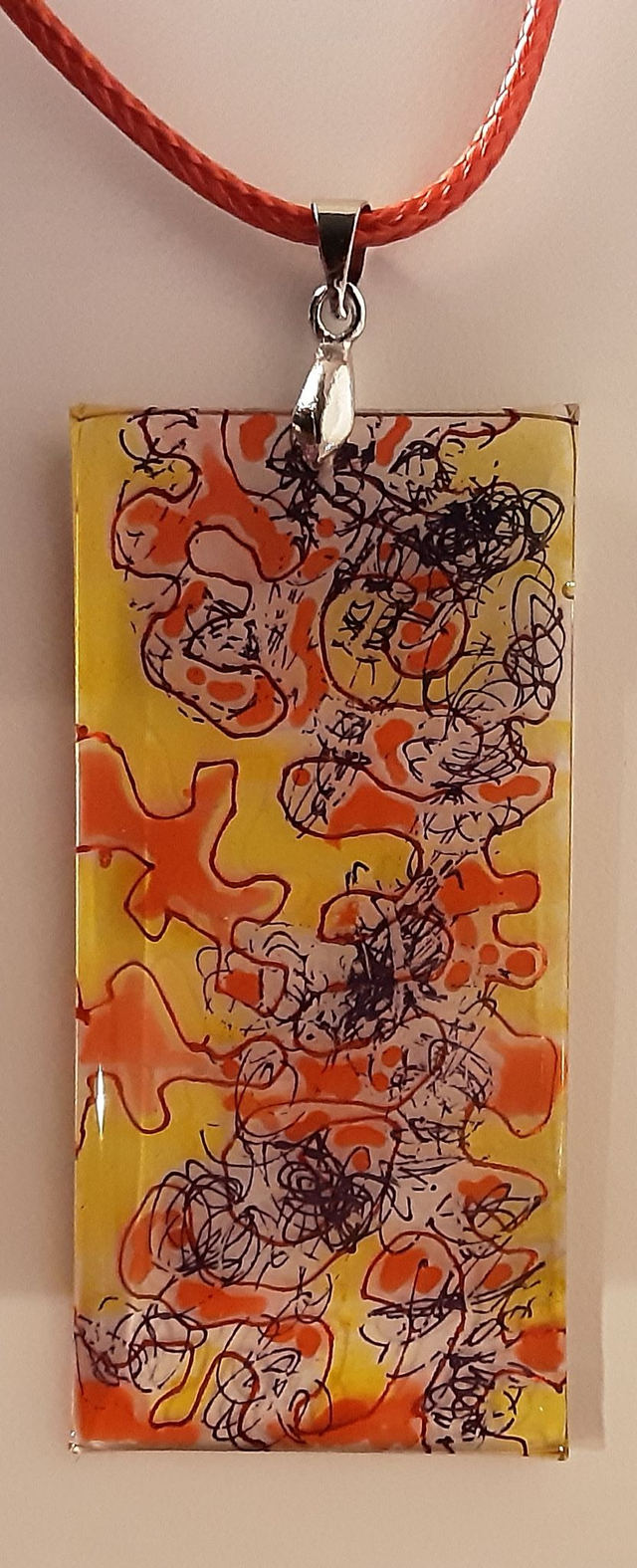 Pendentif grand rectangle collection Vitrail motifs rouge jaune et violet sombre translucide