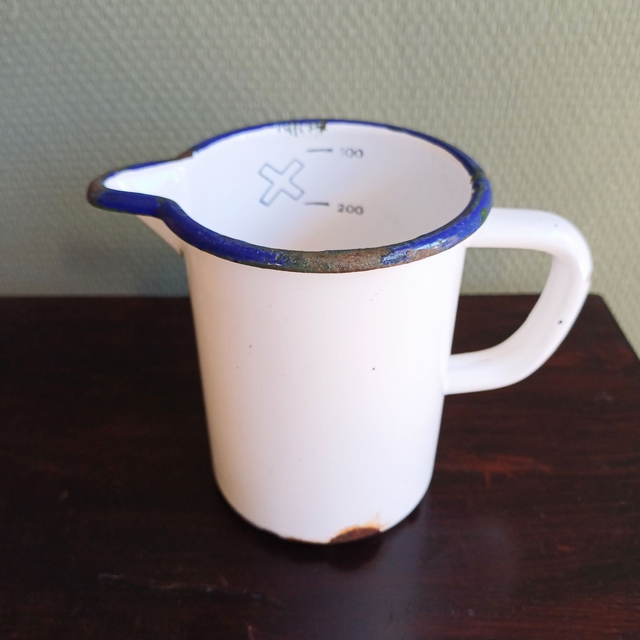 Kruger | Geëmailleerd metalen Melkkannetje 0,5 liter Maatbeker met drukfout(diameter 9,0 cm | hoogte 11,0 cm) | Vintage - Intensief gebruikt