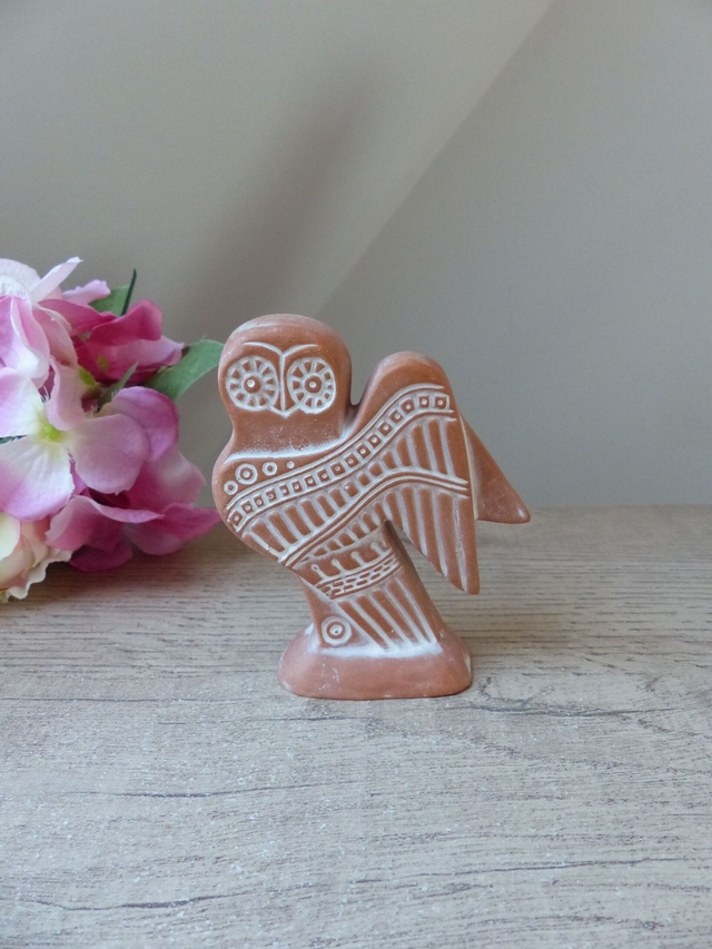 Statuette chouette d’Athéna en terre cuite – sculpture artisanale vintage signée M.K – symbole de sagesse grecque, décoration mythologique