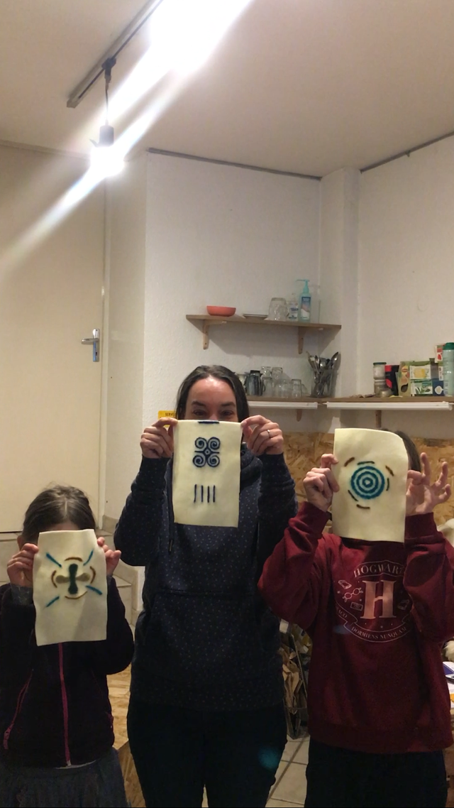 Feutre à l’aiguille autour des Adinkra 