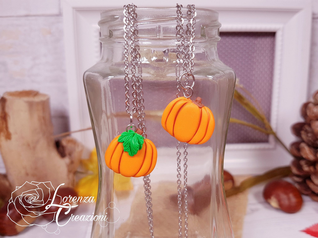 Collana artigianale zucca arancione autunnale, modellata e dipinta a mano in argilla polimerica
