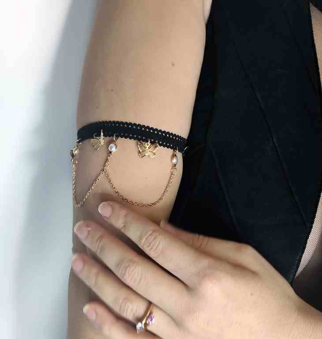 Bracelet de biceps dentelle, noire papillons dorés
