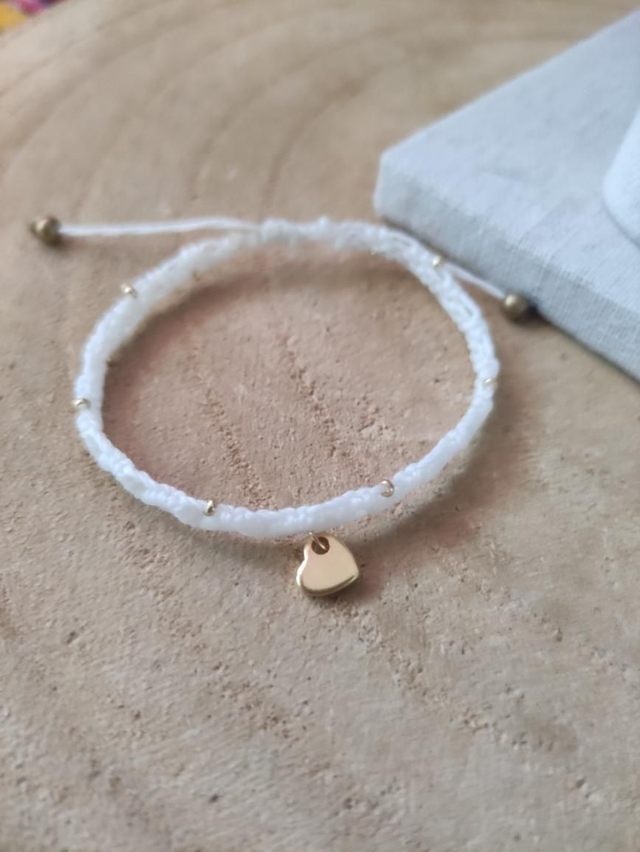 Bracelet blanc avec coeur et perles 