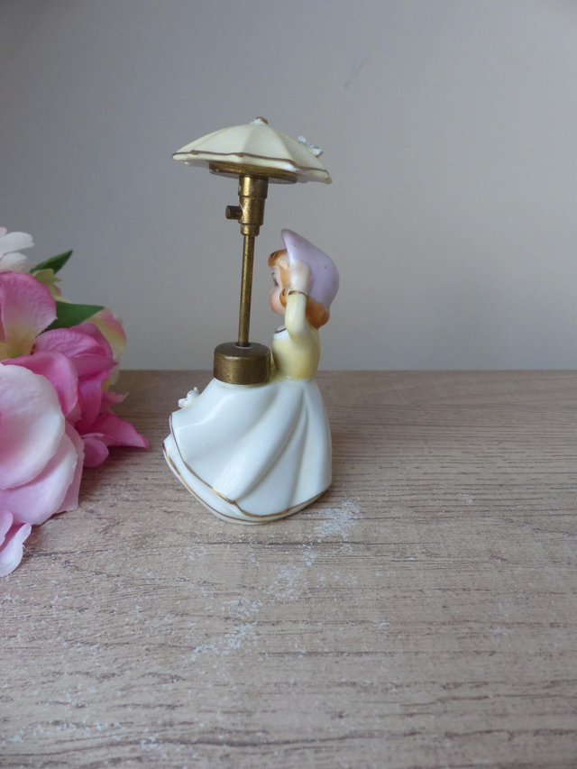 Vaporisateur en Porcelaine Vintage – Flacon de Parfum Femme au Parapluie – Années 1940–1960 – Décoration Coiffeuse ou Chambre – Objet Rare