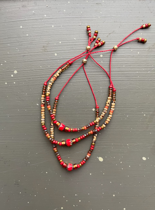 Bracelet macramé rouge et beige