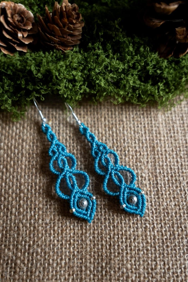Boucles d&#039;oreilles en micro-macramé bleu turquoise