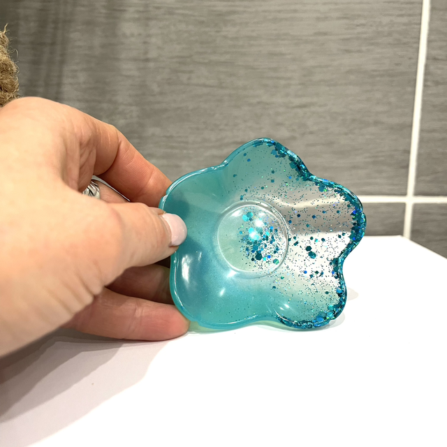 Coupelle ou bougeoir fleur translucide nuances de bleus et paillettes 