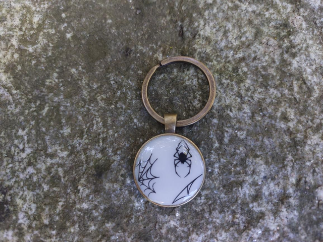 Porte clé toile araignée 