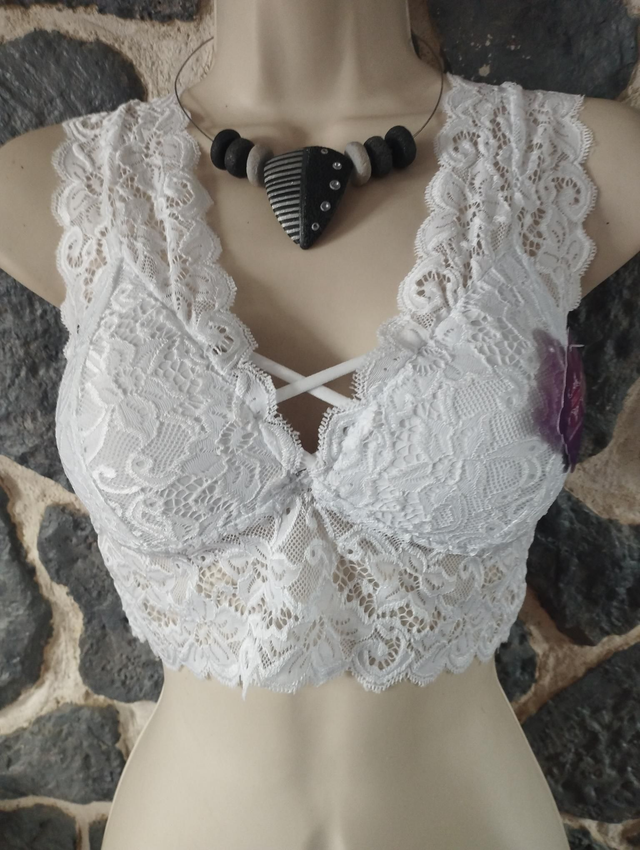 Brassière blanche avec lacets décoratifs S/M ou L