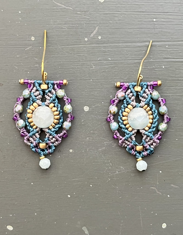 Boucles d&#039;oreille en macramé et perles grises et mauves