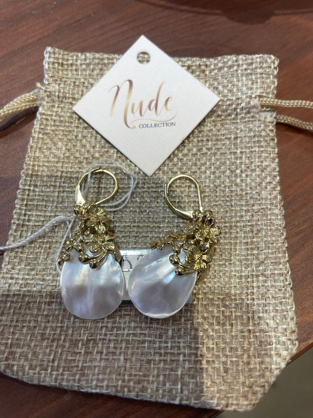 Boucles d’oreilles dorées pendentif nacre naturelle – Collection NUDE