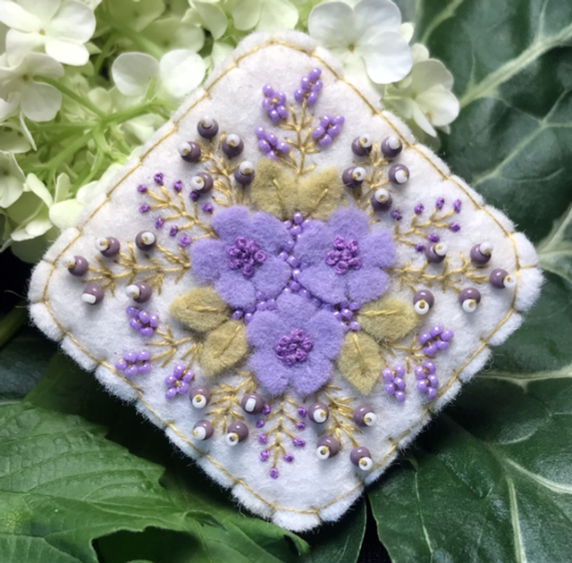 Broche mauve/écru carré 