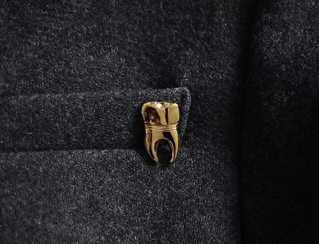 golden teeth pin