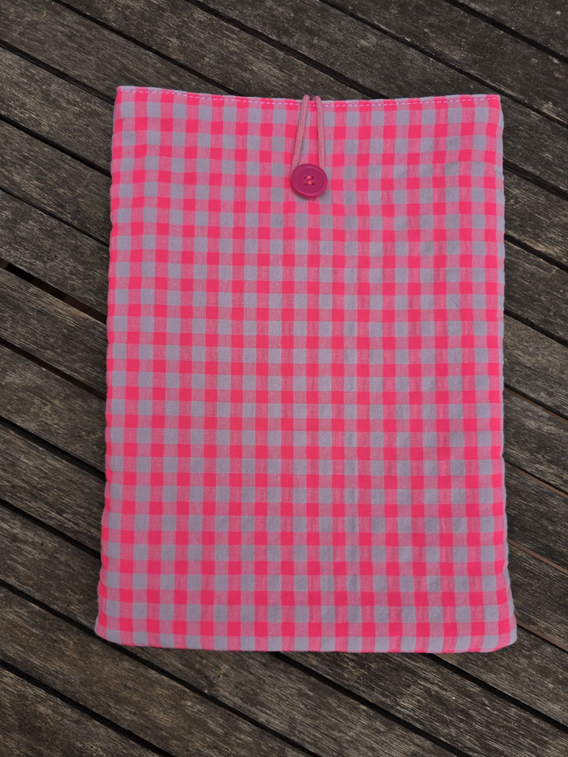 Funda de libro acolchada con cuadros vichy rosa flúor 