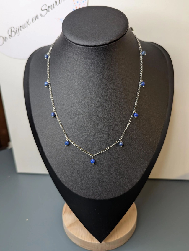 collier court chaine en argent fine et des perles naturelles de lapis lazuli de couleur bleu, la chaine fermoir est de couleur argent. 