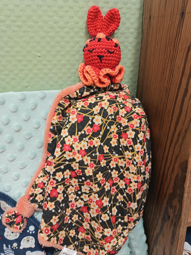 Doudou lapin rouge et saumon