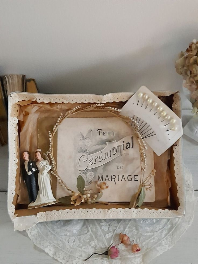 boite ancienne de souvenirs de mariage 