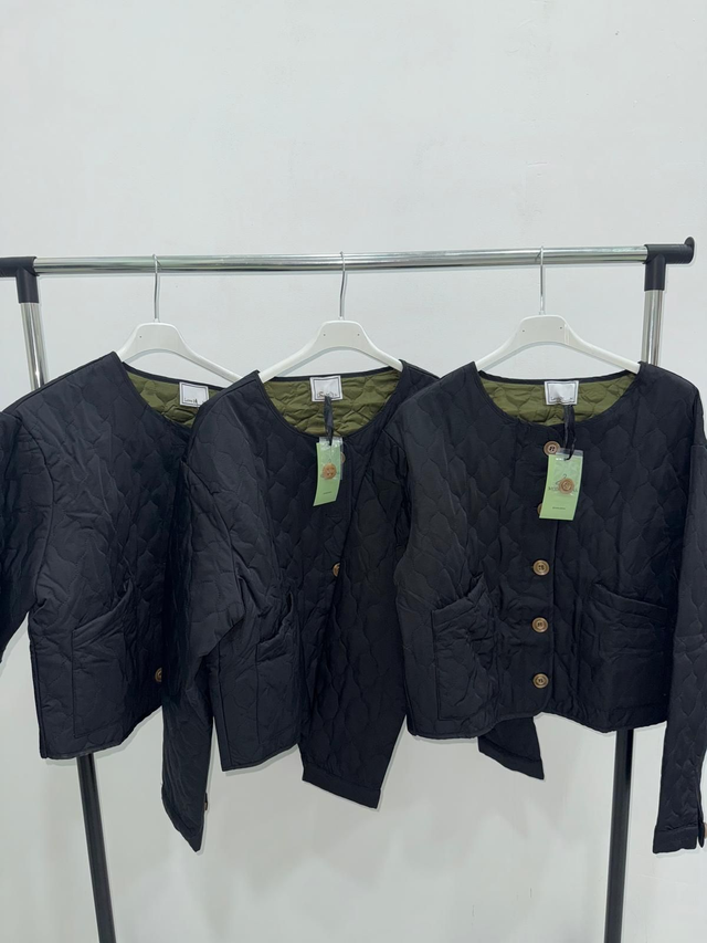 Chaqueta negra acolchonada