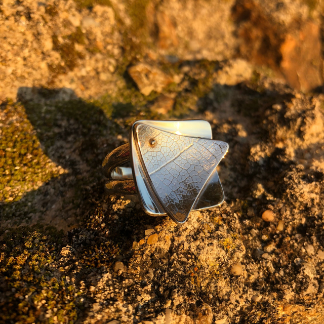 Bague Feuille d&#039;Argent avec Graine d&#039;Or 18 Carats 