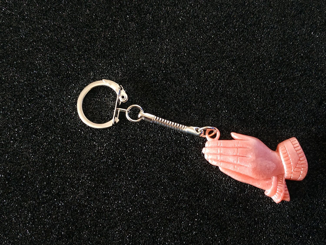 Porte-clés mains en prière rose pierre